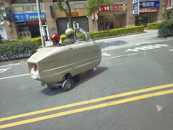 民眾在路上追焦造型特殊的酷炫改裝車,意外拍到交通違規。圖/翻攝臉書「重機車友|各區路況、天氣回報中心」