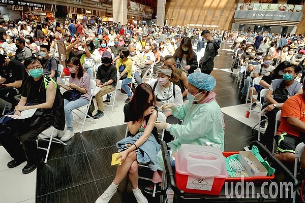 23日確診案例破4000人,台北車站疫苗施打站出現接種疫苗人潮。記者曾原信/攝影