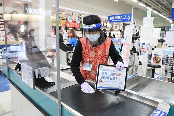 確診遍布全台，圖為商場消毒畫面。資料照／盧秀燕臉書