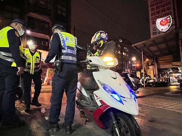 基隆東信路被檢舉機車噪音最多，一夜攔5改裝最高罰3萬。圖／交通隊提供