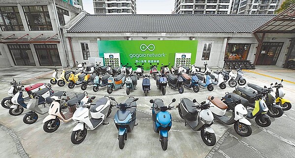 新竹縣淘汰老舊機車補助開跑,民眾新購電動機車有加碼補助。圖/竹縣政府提供