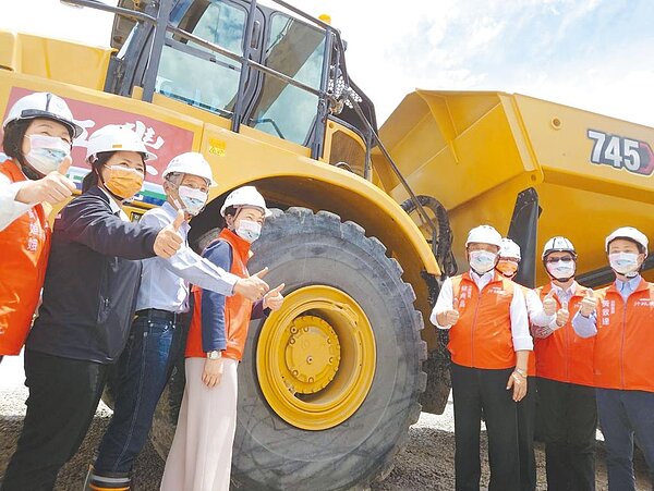 行政院長蘇貞昌(右三)昨(23日)前往烏溪鳥嘴潭視察工程,督促盡快清除下游垃圾,認為未來不但供給南投及彰化用水,也將是南投未來亮點。圖/南投縣政府提供