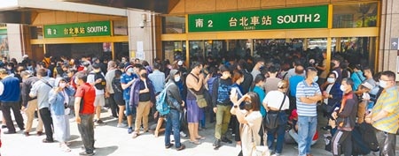 本土疫情大爆發，單日確診數達到4126例又創新高，台北車站疫苗接種站23日再度湧入大批施打疫苗的民眾，車站外亦出現排隊領號碼牌的人潮。（姚志平攝）