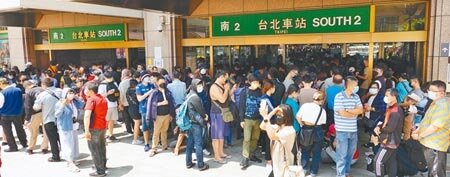 本土疫情大爆發,單日確診數達到4126例又創新高,台北車站疫苗接種站23日再度湧入大批施打疫苗的民眾,車站外亦出現排隊領號碼牌的人潮。(姚志平攝)