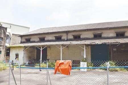 
原台灣省糧食局頭份糧倉已由苗栗縣政府列入縣定歷史建築。（謝明俊攝）
