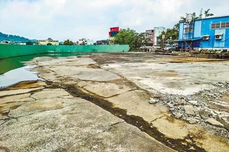 
竹東客家音樂村用地被占用，占用戶拆屋還地後，縣府調整為竹東文化大禾埕，興建經費要10億。（羅浚濱攝）
