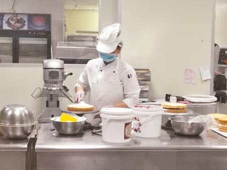 母親節蛋糕預購開跑,今年訂單不像去年熱絡。(劉秀芬攝)