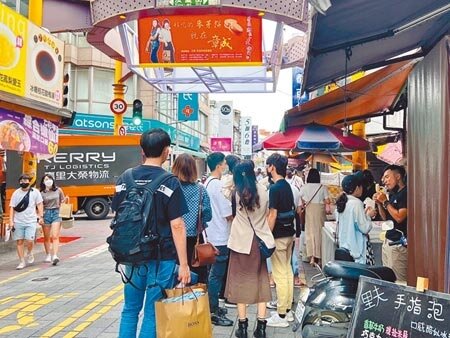 台南市著名人潮景點國華街23日仍有遊客排隊吃美食。(程炳璋攝)