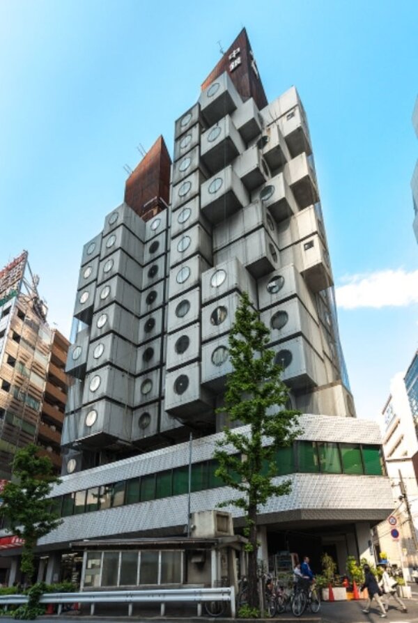 日本建築「代謝派」運動的代表中銀膠囊塔，原本的前衛光環因年久失修而褪色，在主張拆除與保留兩派的拉扯下，終究還是難逃走入歷史命運。圖／維基百科