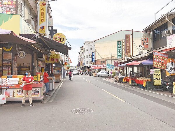 以往周六、周日總是遊客不斷的知名旗山老街,昨日街上卻不見人潮。圖/林雅惠攝