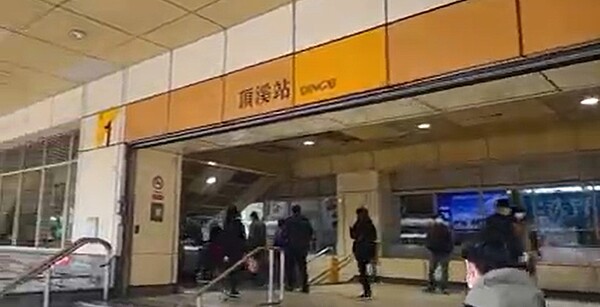 捷運頂溪站是屬於中和新蘆線,也是永和前往台北市的交通樞紐。