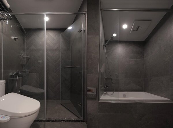狄志為表示，浴室地磚要選擇防滑、好清潔、速乾的。圖／擷取自狄志為臉書