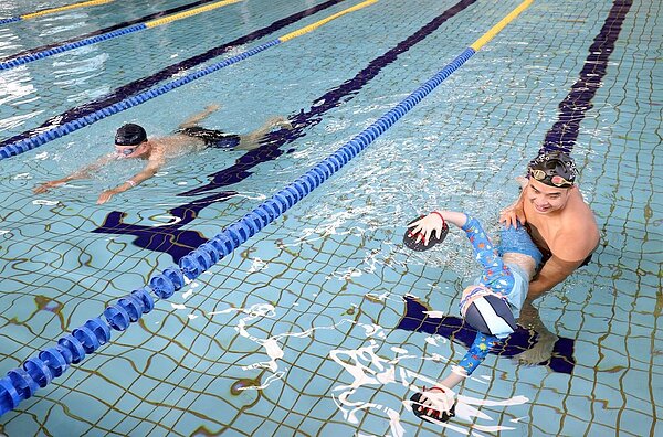 台北市公立游泳池在做好防疫措施下,即將5月1日開放,但議員鍾佩玲調閱資料發現,前港、克強等七處泳池票價從60漲至110元,漲價近一倍。圖/聯合資料照