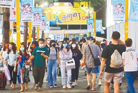 國內疫情持續升溫，24日本土確診案例已飆破五千例，商圈仍然可見逛街人潮。（陳君瑋攝）