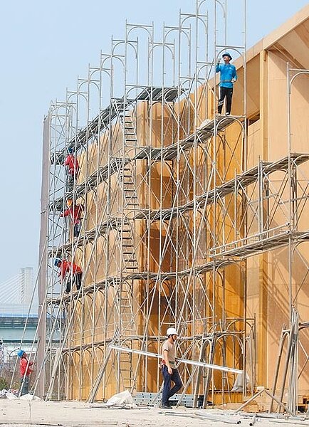 
預售屋紅單交易將納入房地合一稅2.0課徵，最高課交易所得45％重稅。圖為新北市江翠北側重劃區工人正在搭建預售屋的銷售中心。（本報資料照片）
