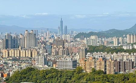 根據財政部統計數字顯示,台灣不動產受贈者主要是兒子和55歲以上的女性,且女性獲贈的不動產平均價值普遍比男性高。圖為自新北市山區望向台北市的房屋概況。(本報資料照片)