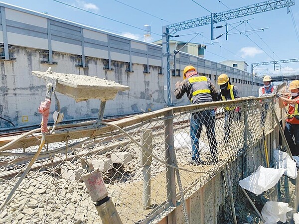 台鐵台南站至保安站之間的鐵道路基，因南鐵地下化工程導致路基下陷，修復期間多班次列車受延誤，鐵道局派員搶修。圖／讀者提供