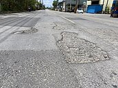 民空拍補丁爛路　打臉路平政策