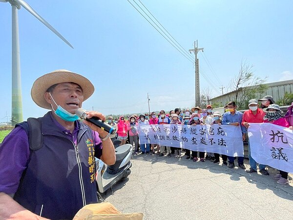 台中市大甲區建興里長蔡明河和上百位里民,在大甲環保復育公園東側的露天養鴨場抗議。圖/民眾提供