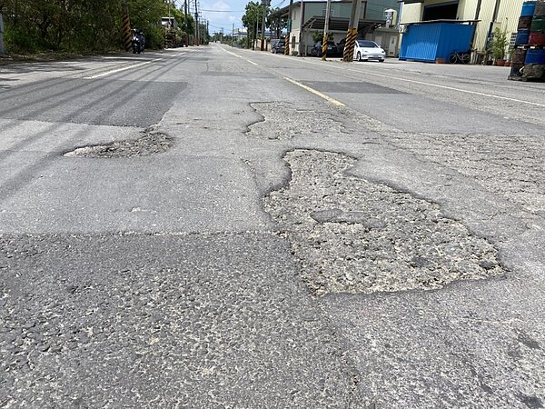 記者實地走訪,路面確實龜裂、坑疤及起伏不平。記者陳弘逸/攝影