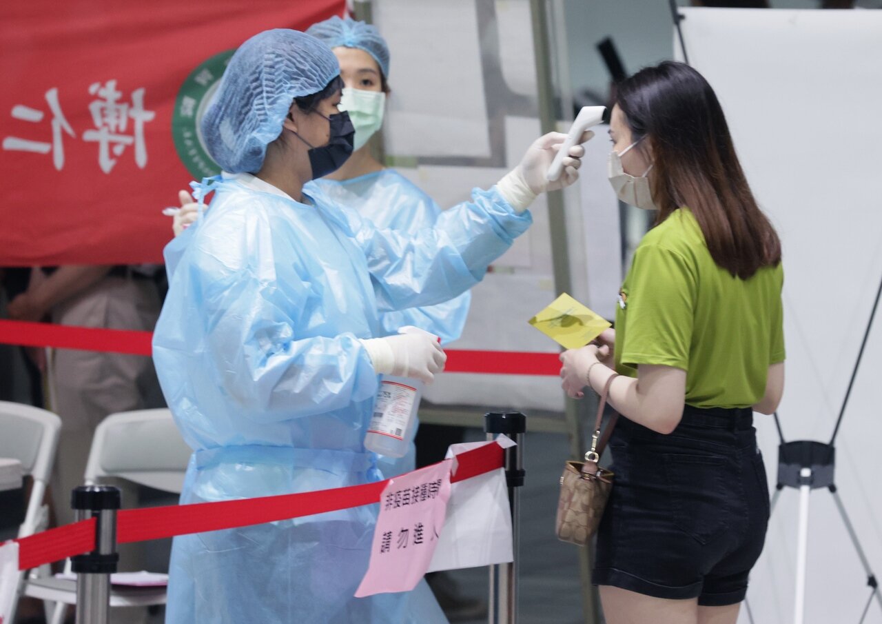 疫情持續延燒，單日本土確診數破五千。記者許正宏／攝影 