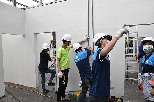 虎尾鎮低收戶周姓父子的住家今年春節被燒毀,無家可住,境遇可憐,台灣善種子義工團發動幫為周家蓋新房。記者蔡維斌/翻攝