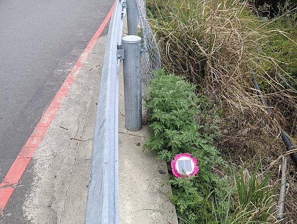 有遊客行經鳶峰暗空公園附近不斷聽到佛經聲,相當傻眼,經工務段到場巡查,確認是1顆蓮花造型的喇叭。圖/讀者提供
