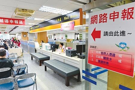 報稅季將到來,小資族可善用刷卡繳稅。圖∕本報資料照片