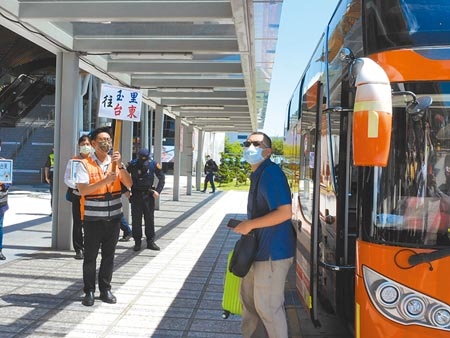 5月1日台鐵將停駛，台鐵局昨與公路總局在花蓮火車站演練「類火車」疏運方式。（羅亦攝）