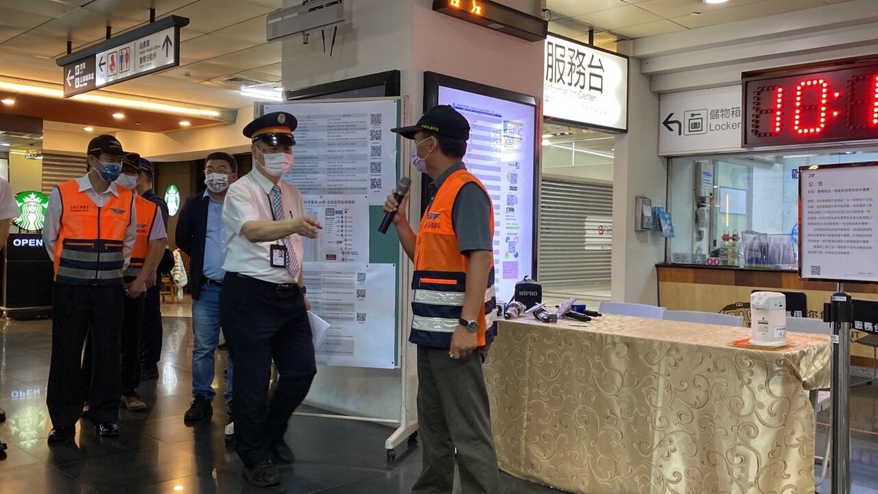公路總局會同台鐵、高鐵等單位今天上午在高雄新左營站演練五一疏運應變情況。記者陳弘逸／攝影 
