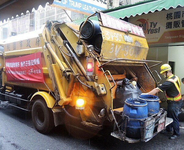 桃園4月起試辦可透視垃圾袋，引發民眾批評。環保局長呂理德今天表示，宣導期將延到年底，明年才執法。圖／桃園市環保局提供