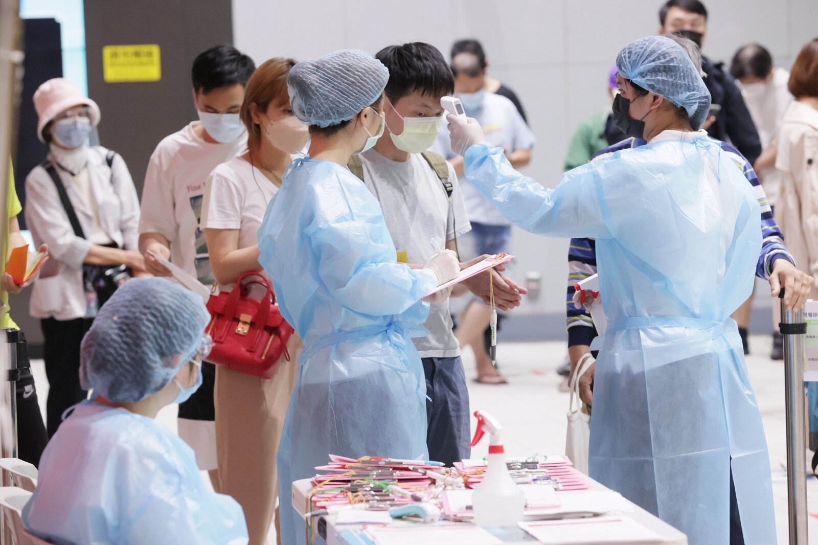 國內疫情嚴峻,防疫保單接連出現續保爭議。記者許正宏/攝影