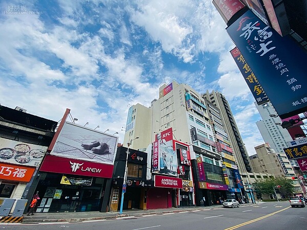 透天物件土地比建物值錢,但信義房屋相關人員卻避談地坪,拿圖中美式連鎖速食品牌店面三層樓建坪面積與Y先生家二層樓建坪面積相比,營造沒有低估行情的有利情勢,顯有誤導之嫌。(圖 / 好房網News資料照)