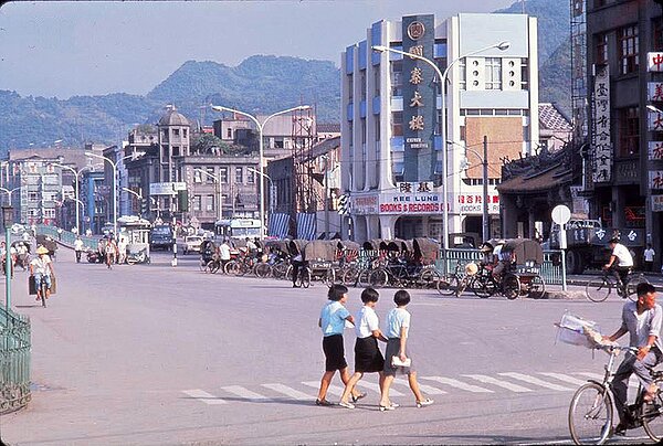 1968年的基隆市忠一路街景（在孝三路口往南拍攝），可以看見位於愛一路口的林開郡洋樓。（Tom Montelbano 攝）