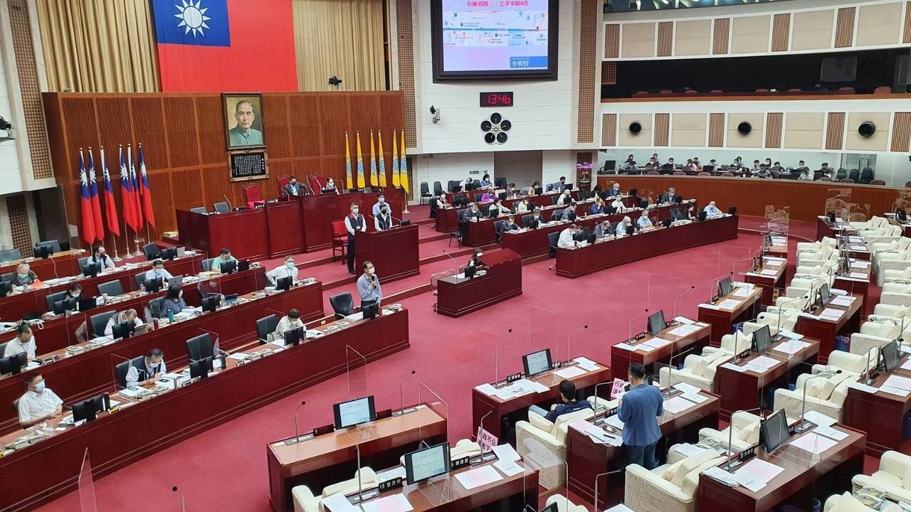 台北市議員李明賢下午在議員交通部門質詢指出,北市士林區中正路去年一整年發生車禍1000件,短短1600公尺的路段,平均一天多達3起車禍、1人受傷。記者楊正海/攝影