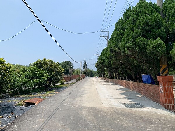 台中市建設局辦理外埔區二崁路670巷道路加蓋拓寬道路工程,提升行車的安全性。圖/台中市政府提供