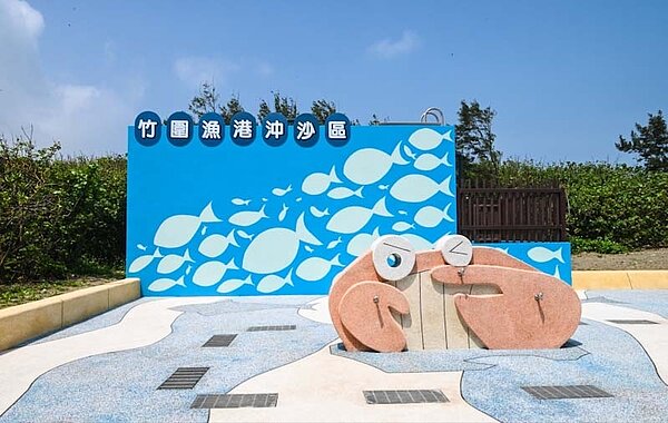 桃市府改善竹圍漁港老舊沖沙區,結合在地意象設計,持續發展漁港觀光魅力。圖/桃園市政府提供