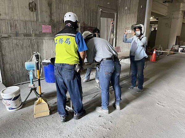 高雄市工務局呼籲加強管理,提升建築工地登革熱及新冠肺炎防治。圖/高雄市工務局提供