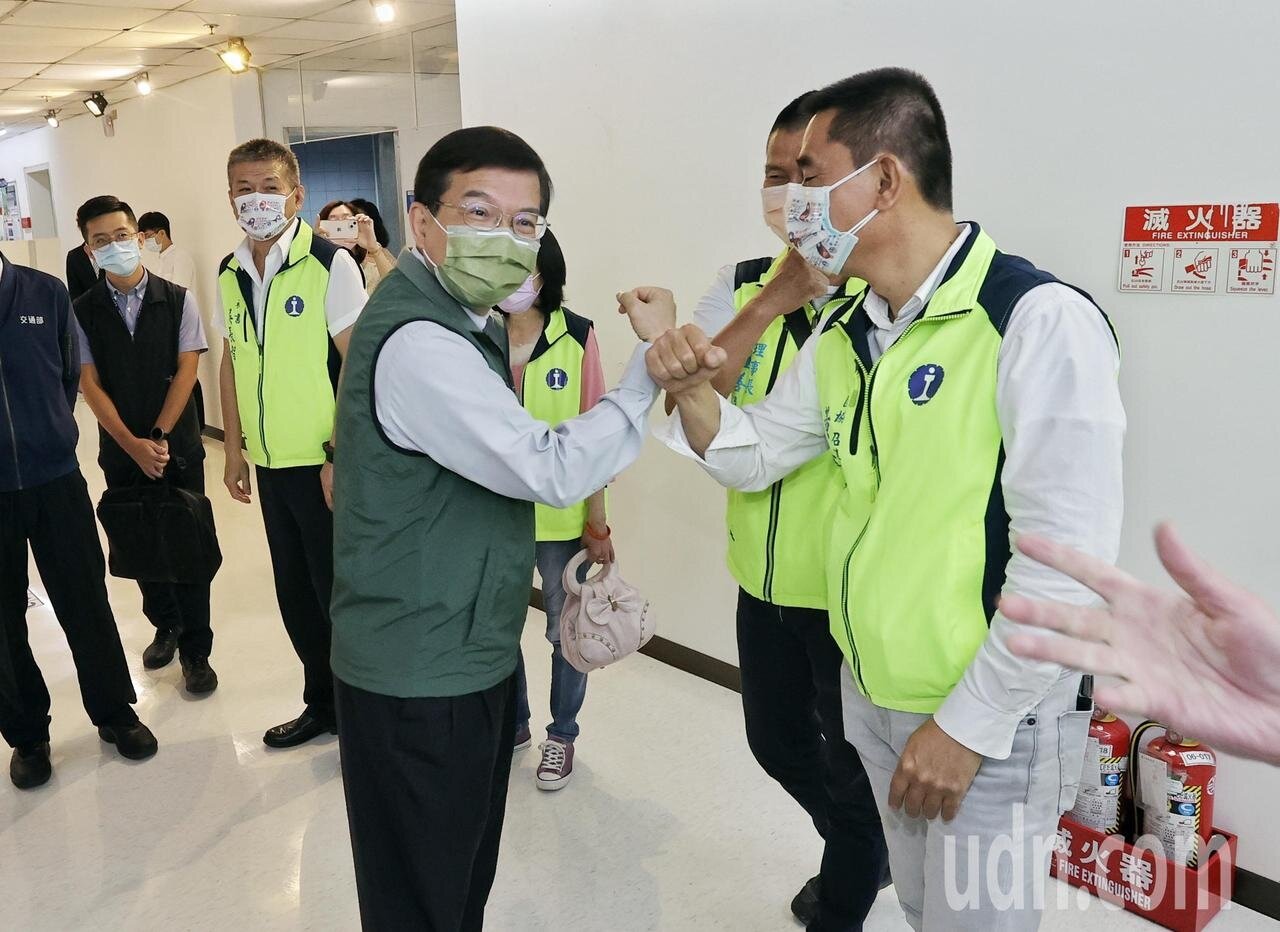 針對台鐵工會五一不加班反對公司化草案,交通部部長王國材(左)26日上午與工會代表會面。 記者曾原信/攝影