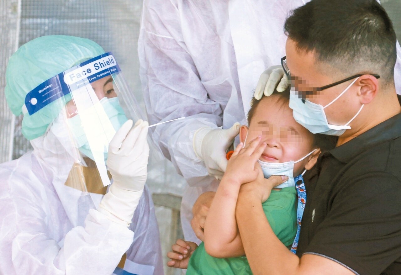 疫情延燒,不少家長帶幼童到社區篩檢站篩檢。記者胡經周/攝影