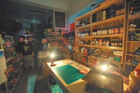 台北市南港區忠孝東路六段住戶26日晚上8點多,突然傳出停電,公寓住戶陷入一片黑暗,有店家點蠟燭繼續營業,台電目前已緊急派員搶救,停電原因還有待進一步調查。(圖文:張鎧乙)