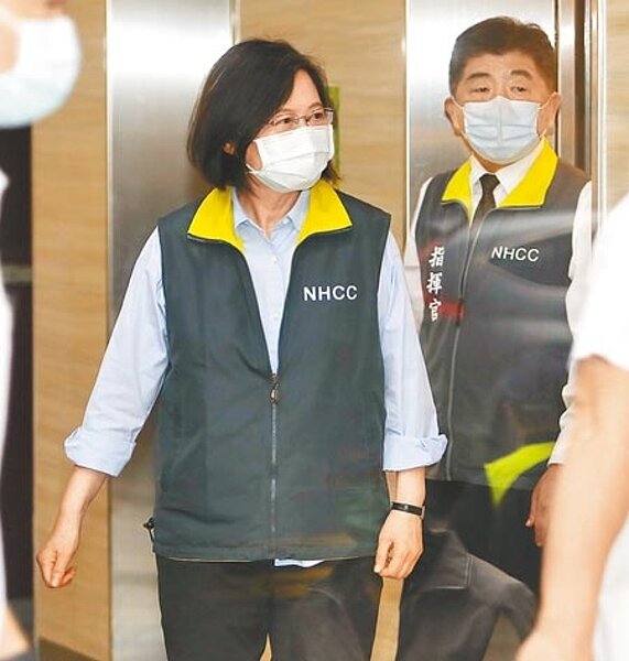 
26日有民調指出，蔡英文總統聲望下滑1.9%；另家民調則指59%台北市民反對陳時中參選台北市長。圖為蔡昨赴指揮中心和陳時中開會。（季志翔攝）
