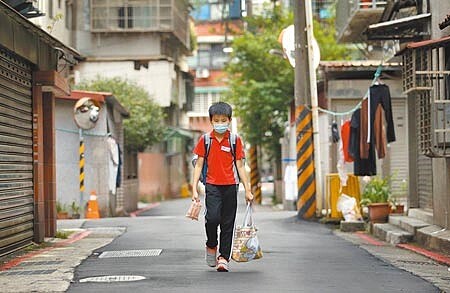 
居家隔離天數縮短為「3+4」，快篩試劑卻是一劑難求，地方首長向中央喊話，盼開放自行向國外採購。圖為國內確診及居家隔離人數屢創新高，1名小學生因為班上同學確診，無奈地返家準備居隔。（范揚光攝）
