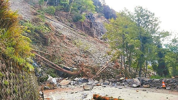 台8線關原段大規模崩塌,明隧道和路基都被土石覆蓋,太魯閣工務段預計要5天以上修復。圖/太魯閣工務段提供