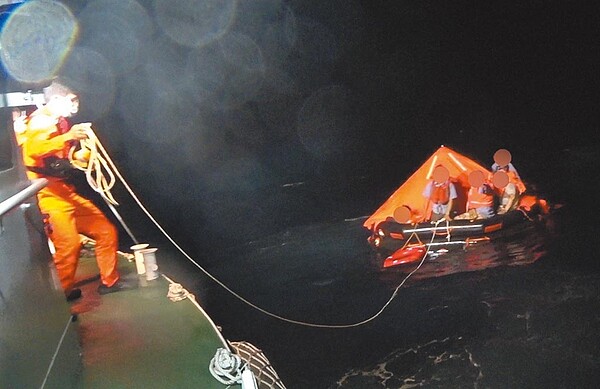 往返台東、蘭嶼的「大發1號」貨輪,26日凌晨遭賴比瑞亞籍油輪撞擊沉沒,海巡艦艇趕往救援。圖/十五海巡隊提供