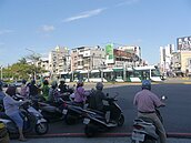 輕軌列車通過　路口停等5~8分鐘