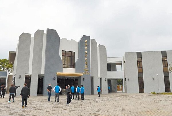 苗栗市生命紀念園區納骨堂近日開放民眾參觀，但被發現有櫃位被貼上紅紙，遭外界質疑黑箱作業。（苗栗縣政府提供／李京昇苗栗傳真）