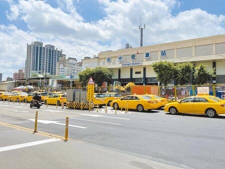 桃園市中壢火車站因工程調整車行動線，交通局進一步將改善調整周圍路段標線與標誌（呂筱蟬攝）