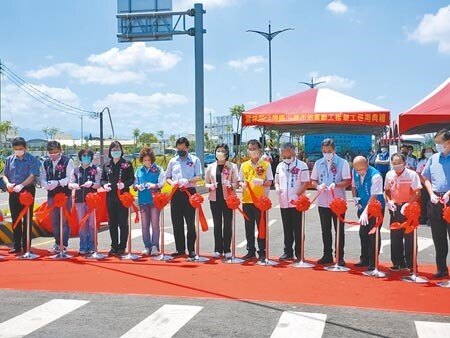 位於斗南交流道旁的小東工業區26日舉行市地重劃竣工啟用典禮，雲林縣長張麗善（左七）感到欣慰。（周麗蘭攝）