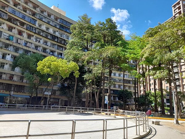 高雄左營果貿社區為早期國宅社區,社區內有一圓環素有小香港之稱,現為網路打卡著名景點之一。圖/高雄市政府提供